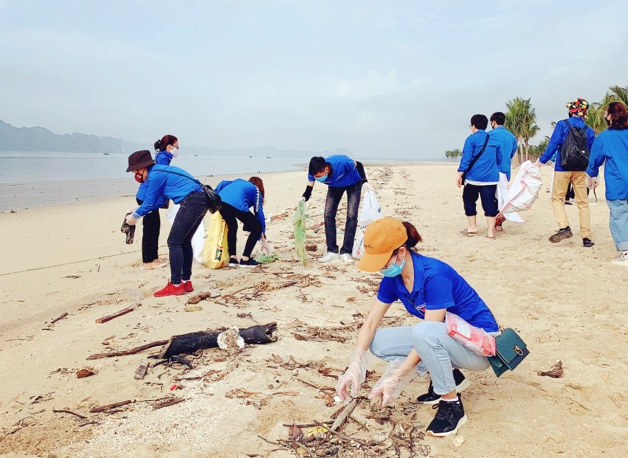 Đoàn viên, thanh niên TP Hạ Long tham gia dọn vệ sinh môi trường bãi biển trên địa bàn.