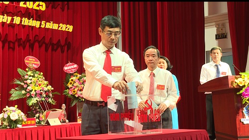 Các đại biểu bỏ phiếu bầu Ban Chấp hành Đảng bộ trường Đại học Hạ Long lần thứ II, nhiệm kỳ 2020-2025.