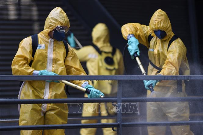 Binh sĩ phun thuốc khử trùng phòng lây nhiễm Covid-19 tại Belo Horizonte, Brazil, ngày 9/4/2020. Ảnh: AFP/TTXVN