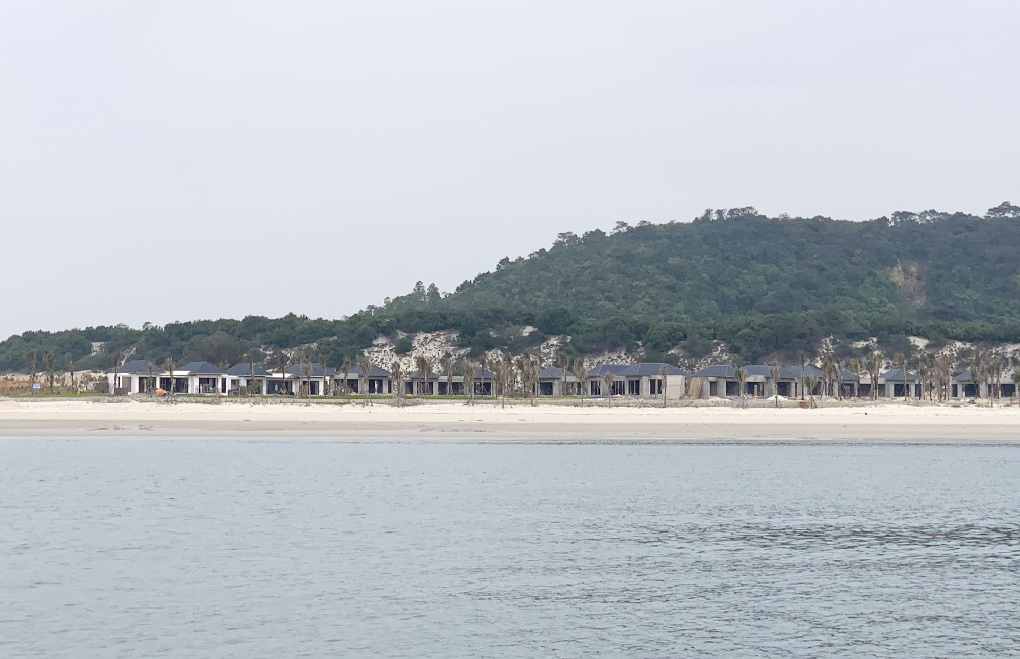 Khu du lịch sinh thái Vân Hải tại xã Quan Lạn đang được triển khai đầu tư nhìn từ phía ngoài biển vào. Ảnh: Mạnh Trường