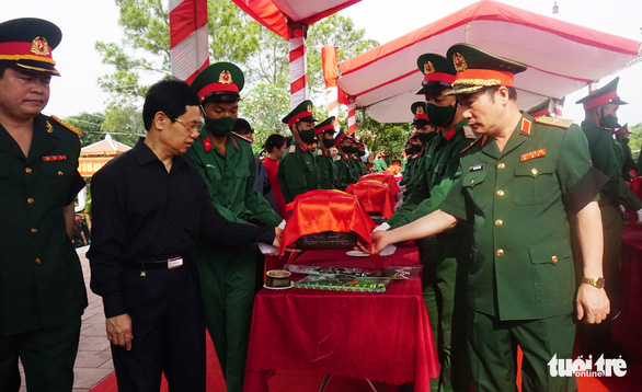 Lãnh đạo tỉnh Nghệ An và tư lệnh Quân khu 4 di chuyển các hài cốt liệt sĩ về nơi yên nghỉ tại nghĩa trang huyện Nghi Lộc, Nghệ An - Ảnh: DOÃN HÒA