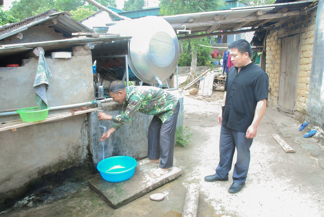 Người dân thôn Đồng Cậm, xã Hoành Mô (Bình Liêu) sử dụng nước sạch trong sinh hoạt.