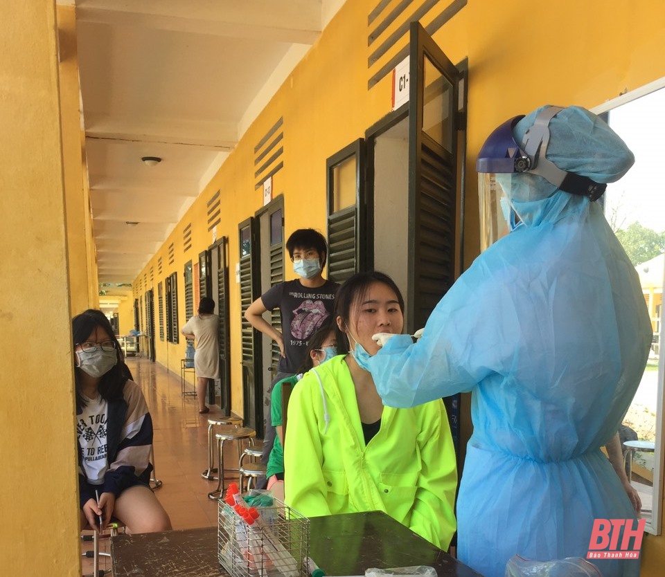 Kỹ thuật viên Trung tâm Kiểm soát bệnh tật tỉnh Thanh Hóa lấy mẫu xét nghiệm cho công dân đang cách ly tập trung tại Sư đoàn 390. Ảnh: baothanhhoa.vn