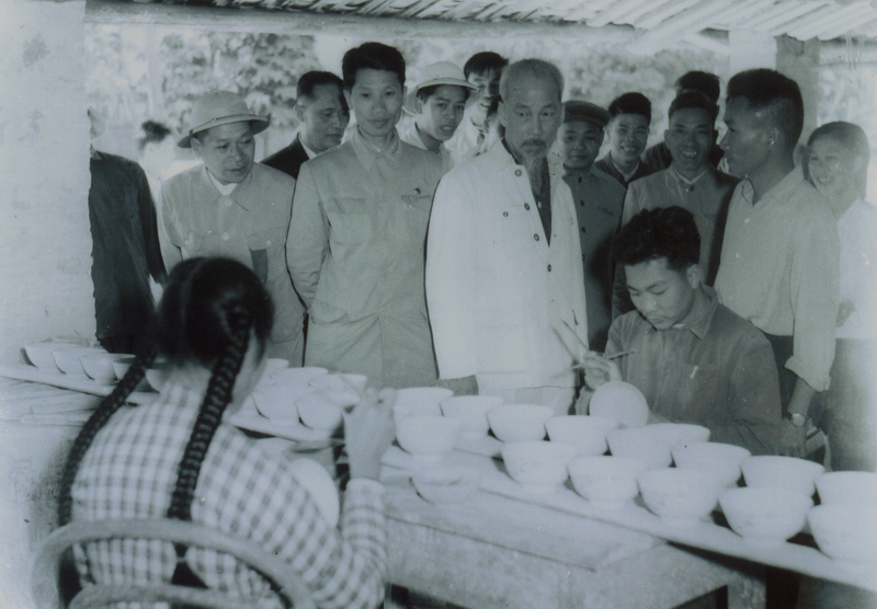 Bác Hồ thăm xưởng gốm Dụ Phong