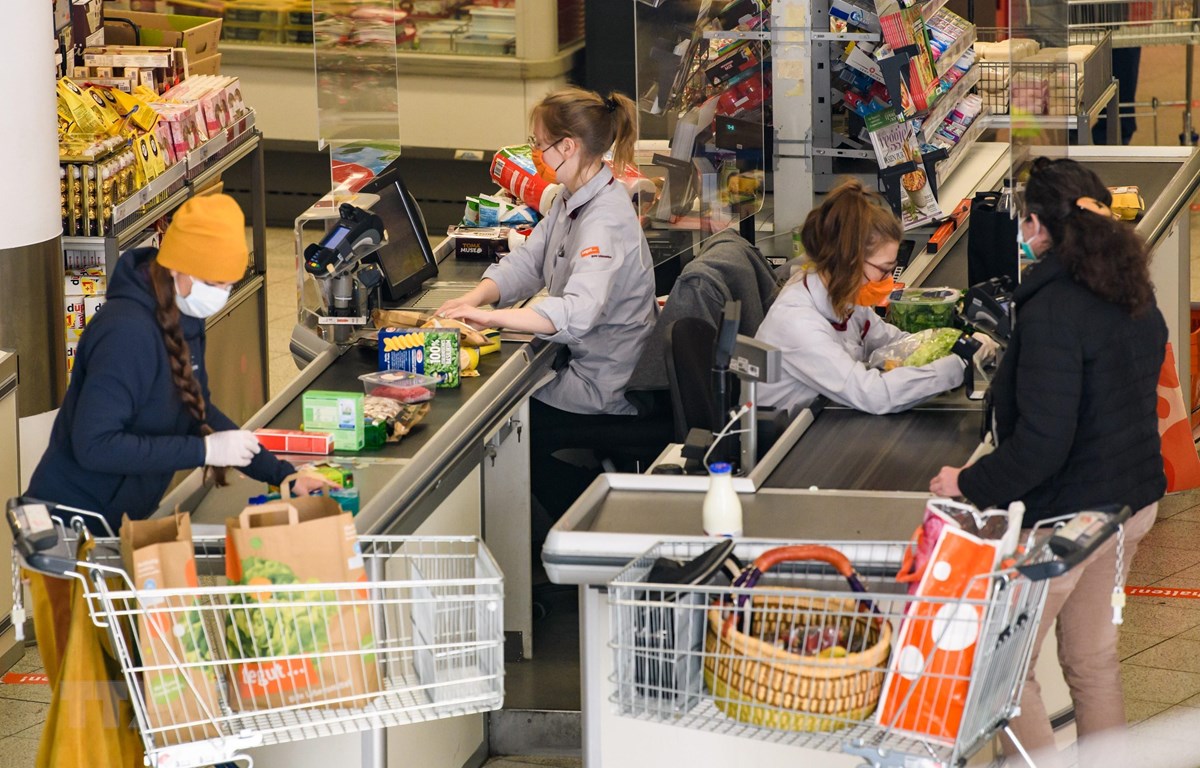 Người dân mua hàng tại siêu thị ở Jena, Đức ngày 6/4/2020 trong bối cảnh dịch COVID-19 bùng phát. (Ảnh: THX/TTXVN)