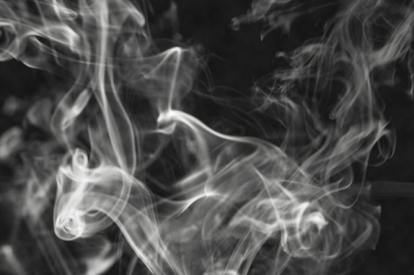 Khói thuốc gây ung thư phổi cho người hút thuốc và người hít khói thụ động.