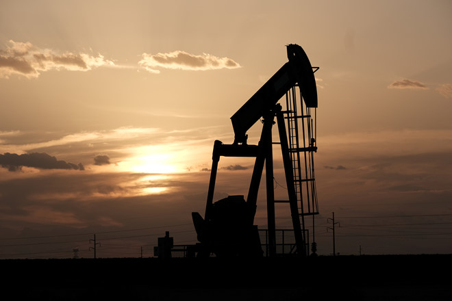 Giá dầu thế giới phiên đầu tuần quay đầu giảm. ẢNH: REUTERS