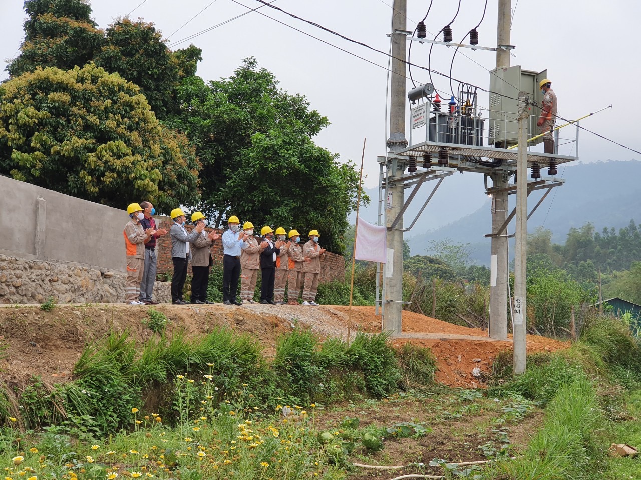 Công ty Điện lực Quảng Ninh đóng điện trạm biến áp chống quá tải, xã Tình Húc (huyện Bình Liêu).