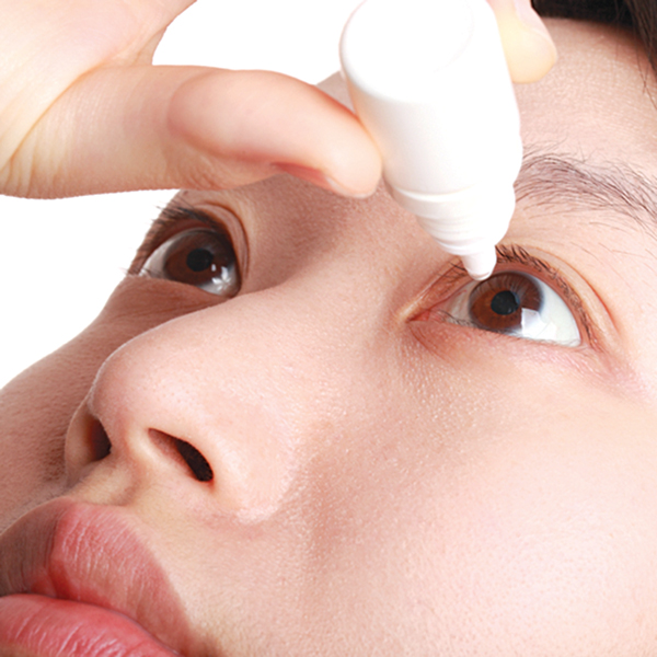 Nhỏ mắt bằng nước mắt nhân tạo để phòng các bệnh về mắt trong mùa hè. Ảnh theo suckhoedoisong.vn)