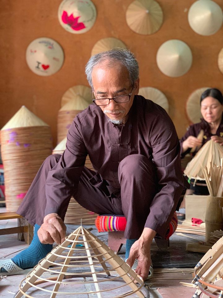 Making a frame for a conical hat