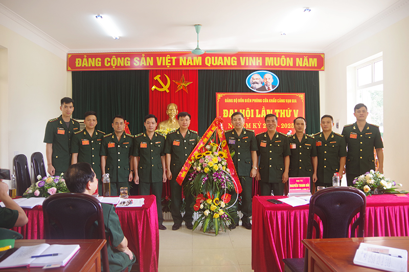Đại tá Nguyễn Thanh Hải, Chính ủy BĐBP tỉnh tặng hoa chúc mừng Đại hội