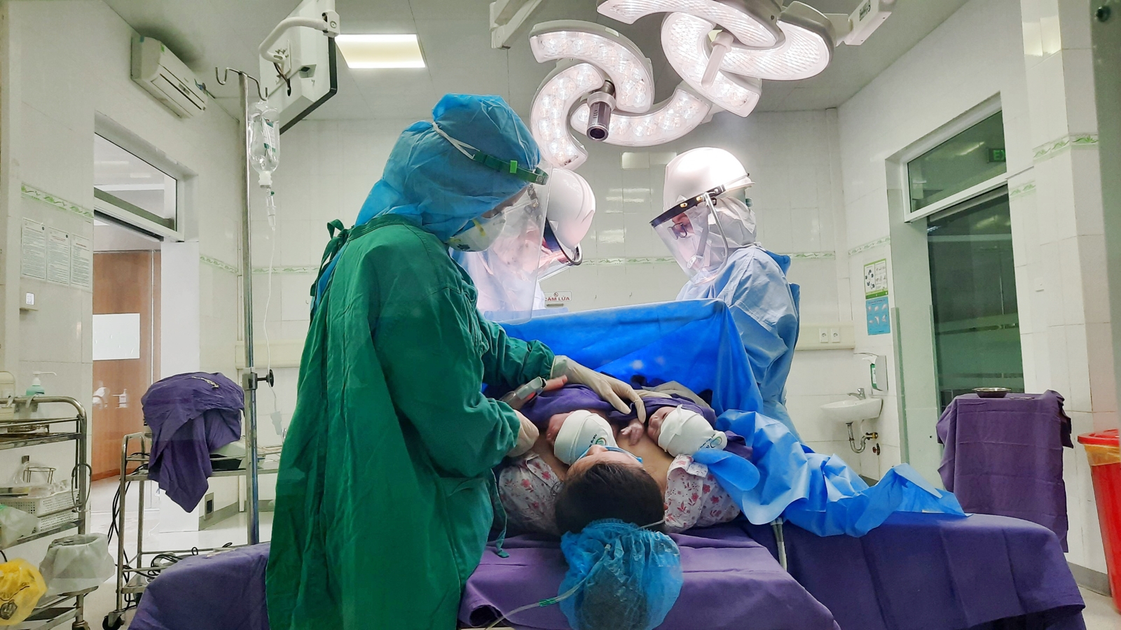 Ca phẫu thuật sinh con an toàn tại Bệnh viện Sản Nhi Quảng Ninh.