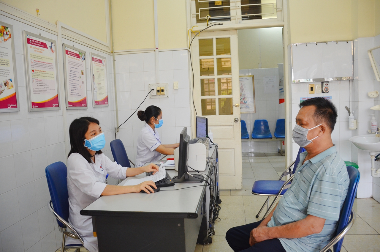 Ông Nguyễn Văn Hồng (phường Bạch Đằng, TP Hạ Long) đang được bác sĩ khám, tư vấn bệnh.