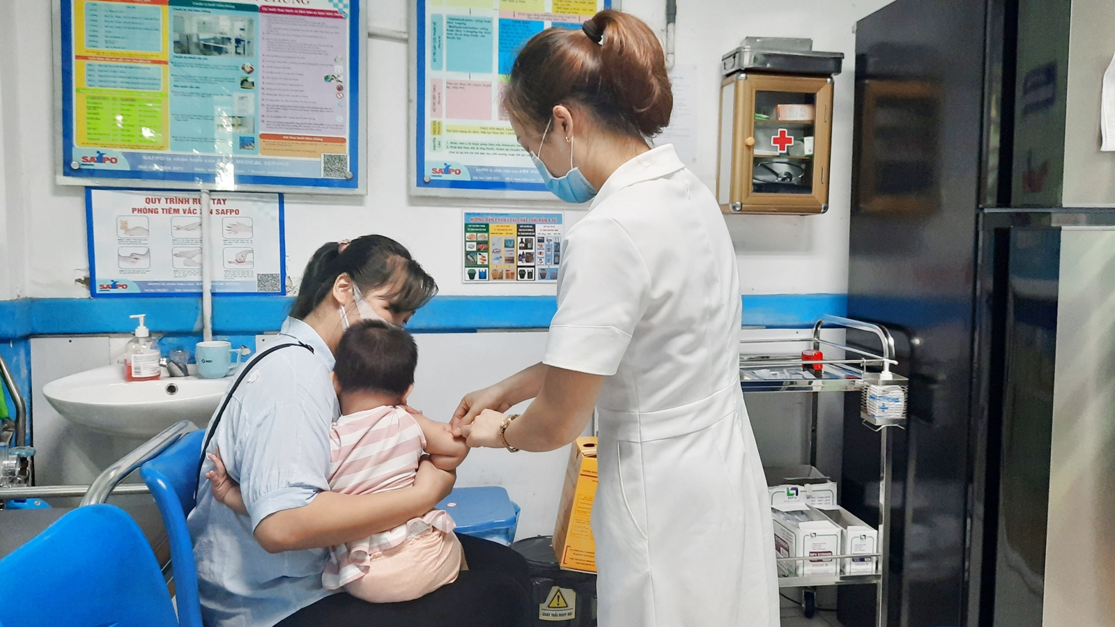 Trẻ được hẹn tiêm bù vắc-xin phòng sởi tại Phòng tiêm chủng vắc-xin Safpo, Trung tâm Kiểm soát bệnh tật tỉnh.