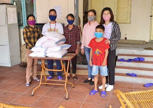 Hội LHPN phường Bạch Đằng thăm và tặng quà hỗ trợ đến những bệnh nhân xóm chạy thận Bệnh viện Đa khoa tỉnh