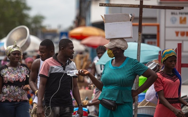 Một người phụ nữ đang bán nước rửa tay tại chợ Makola, Ghana hôm 20.4. Ảnh: AFP.