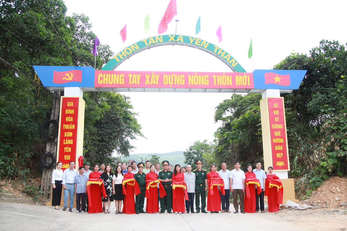 Ban CHQS huyện Tiên Yên cắt băng khánh thành cổng chào thôn Tân, xã Yên Than (Tiên Yên).