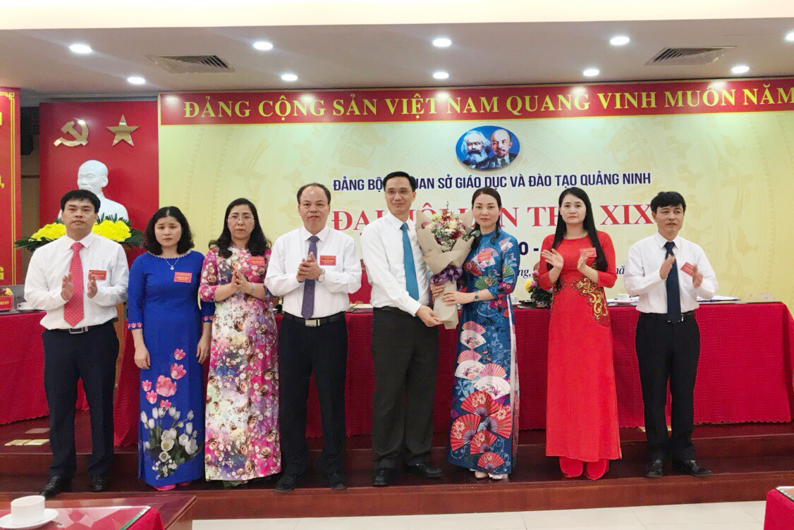 Đồng chí Nguyễn Mạnh Cường, Tỉnh ủy viên, Bí thư Đảng ủy Khối các cơ quan tỉnh tặng hoa chúc mừng đại hội.
