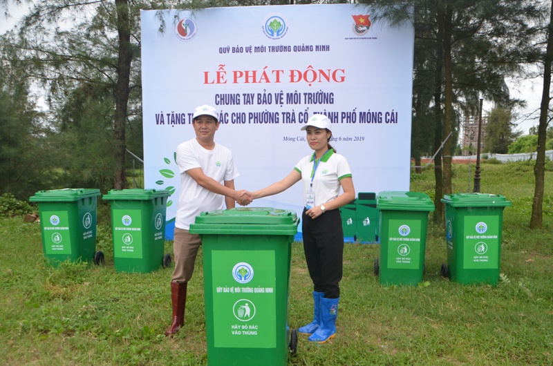 Quỹ BVMT tỉnh trao tặng thùng rác và thực hiện các hoạt động thu gom rác thủ tại bãi biển Trà Cổ.