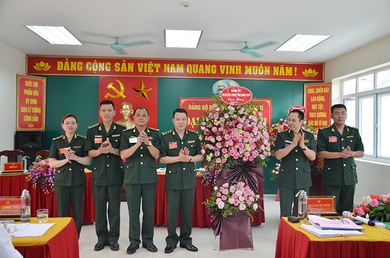 Đại tá Bùi Thế Tuyên, Phó Chỉ huy trưởng, Tham mưu trưởng BĐBP tỉnh tặng hoa chúc mừng Đại hội.