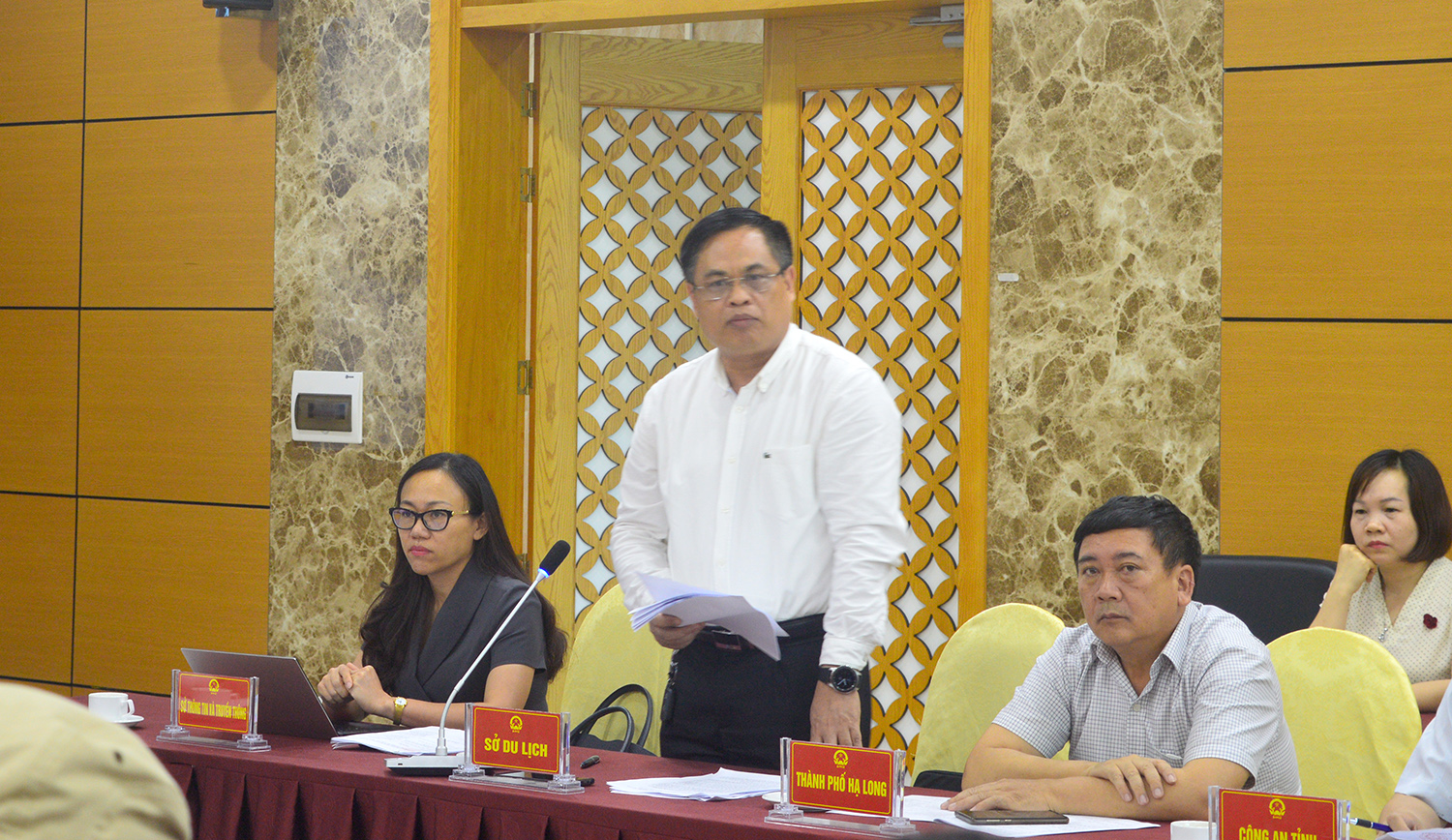 Đồng chí Phạm Ngọc Thủy, Giám đốc Sở Du lịch báo cáo nội dung chương trình, hoạt động du lịch chào hè 2020. 