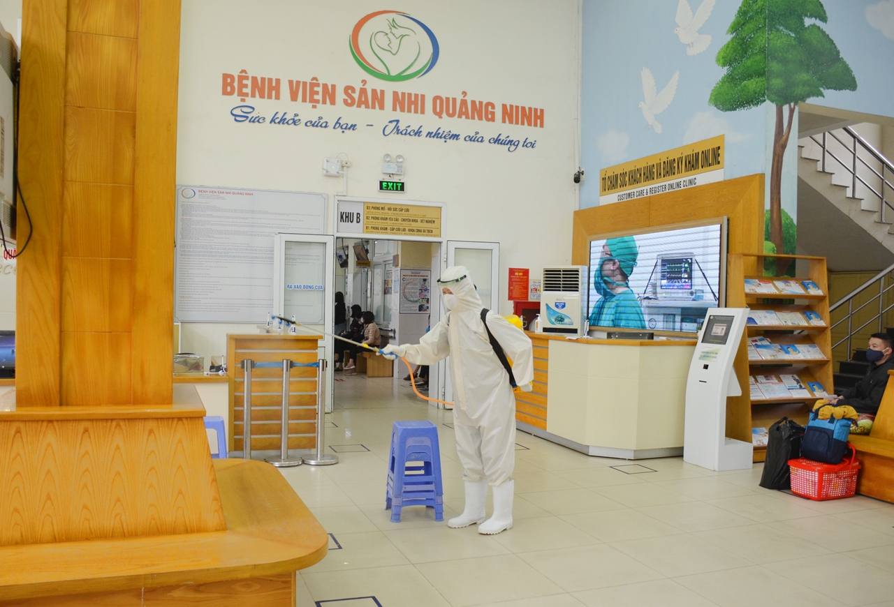 Vệ sinh, khử khuẩn môi trường tại Bệnh viện Sản Nhi Quảng Ninh.