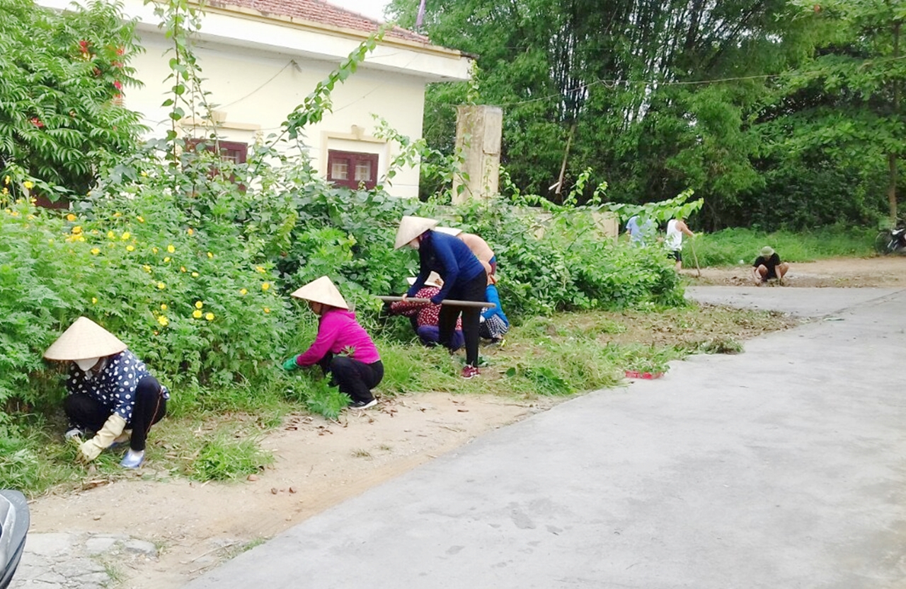 Người dân phường Thanh Sơn, TP Uông Bí tham gia dọn vệ sinh môi trường, phát quang bụi rậm.