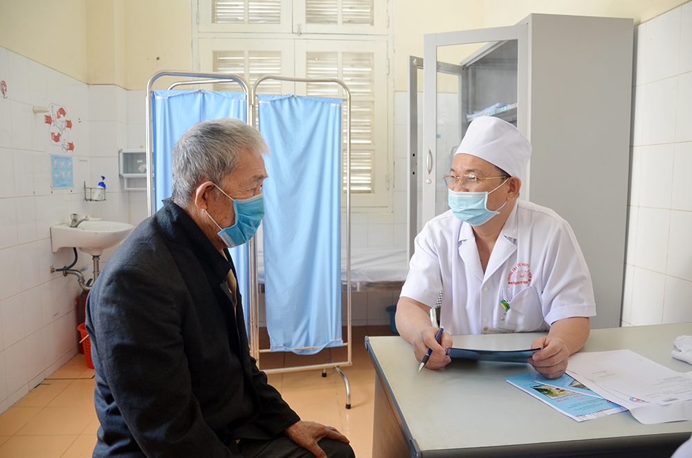 Bác sĩ tại Trung tâm Y tế huyện Tiên Yên khám bệnh cho NCT trên địa bàn huyện.