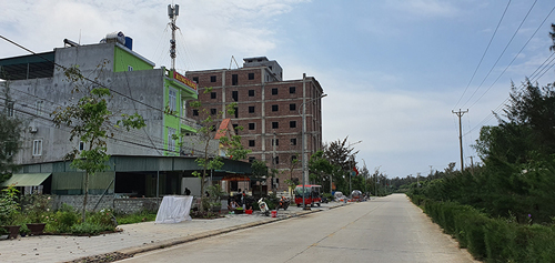 Những khách sạn mới đang mọc lên trên đường xuyên đảo từ thị trấn Cô Tô sang xã Đồng Tiến.