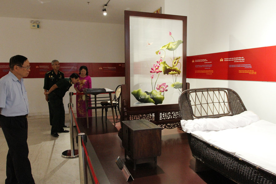 Chiếc giường mây, tủ gỗ và bàn ghế Bác dùng khi về thăm Quảng Ninh.