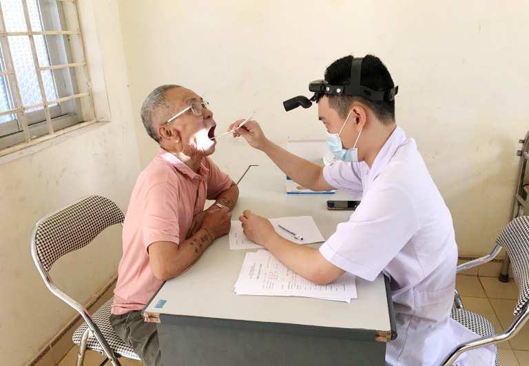Bác sĩ Trung tâm Y tế huyện Tiên Yên khám bệnh cho người cao tuổi tại xã Hải Lạng năm 2019. Ảnh: Trung tâm Y tế huyện cung cấp.