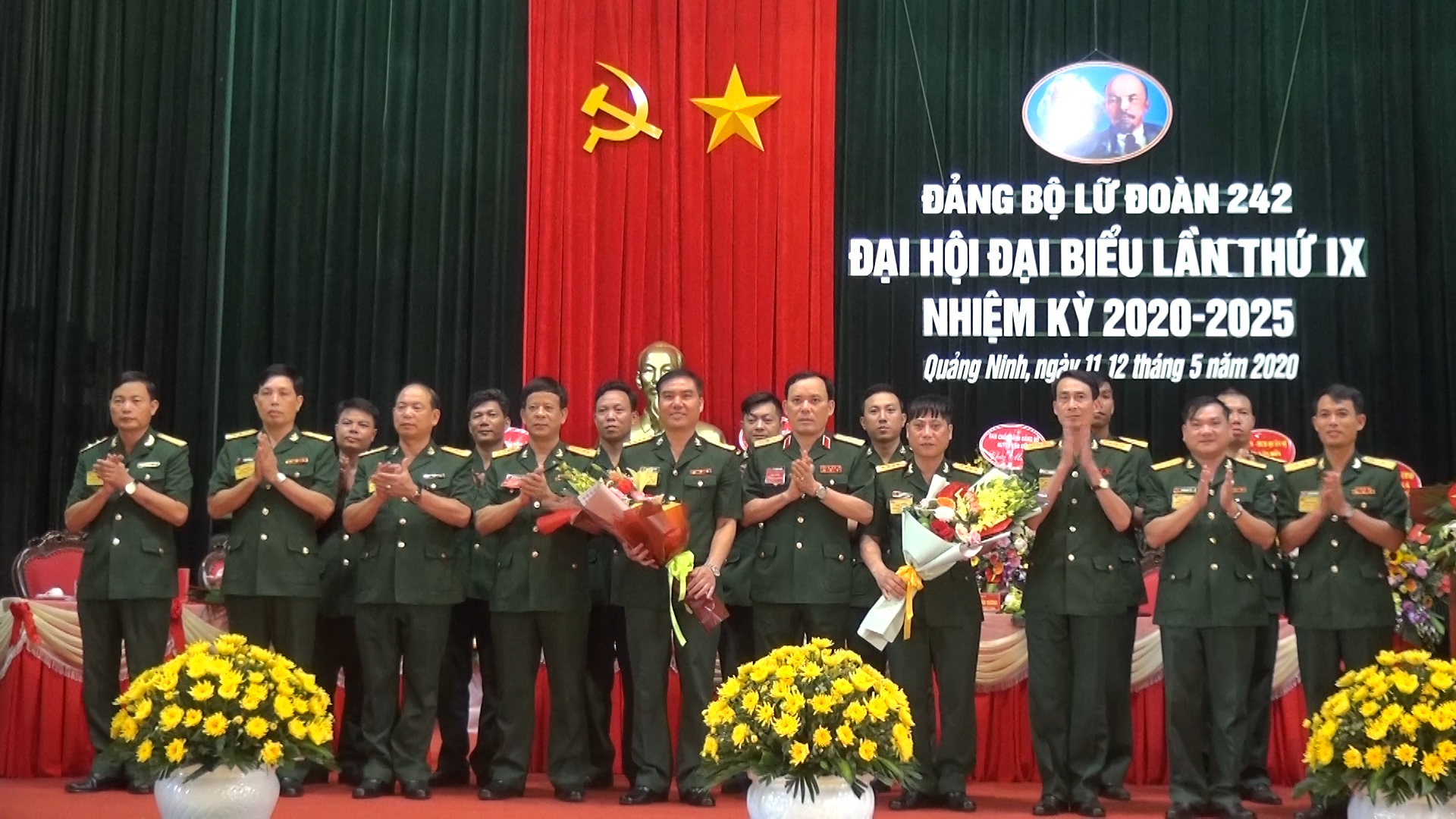 Thiếu tướng Đỗ Phương Thuấn, Đảng ủy viên, Phó Tư lệnh Quân khu chúc mừng BCH khóa mới và ĐB đi dự Đại hội cấp trên