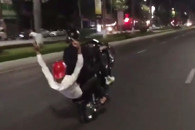 Hai đối tượng bốc đầu xe máy chạy trên đường phố Đà Nẵng