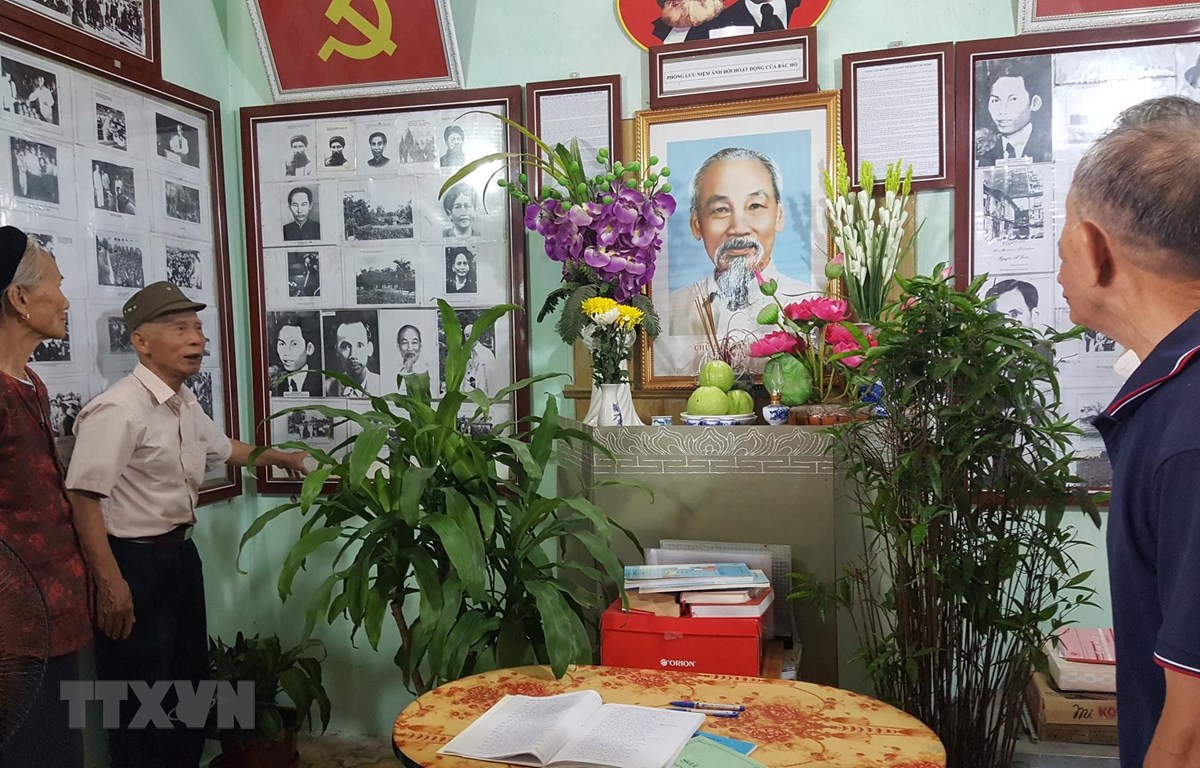 Khu tưởng niệm Chủ tịch Hồ Chí Minh được bố trí trang trọng tại Phòng lưu niệm. (Ảnh: Đinh Thuận/TTXVN)