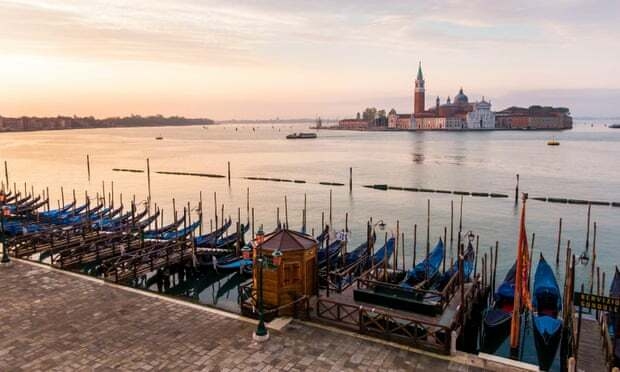 Những con thuyền Gondola nằm phơi nắng ở Venice. Du lịch chiếm 13% GDP của đất nước hình chiếc ủng. Ảnh: Fabio Muzzi/EPA.