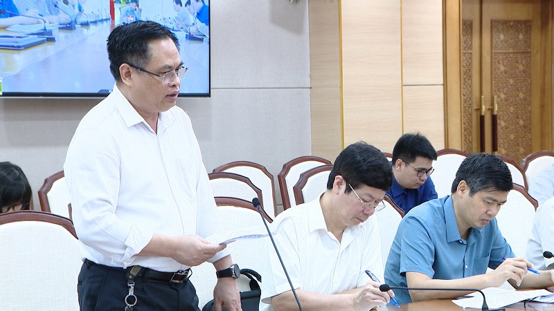 Ông Phạm Ngọc Thủy, Giám đốc Sở Du lịch trình bày tờ trình, dự thảo Nghị quyết về việc triển khai một số giải pháp hỗ trợ kích cầu du lịch Quảng Ninh.