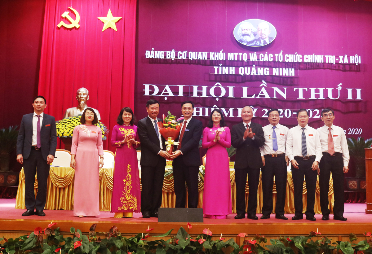 Đồng chí Nguyễn Mạnh Cường, Bí thư Đảng ủy Khối các cơ quan tỉnh tặng hoa chúc mừng BCH khóa mới.