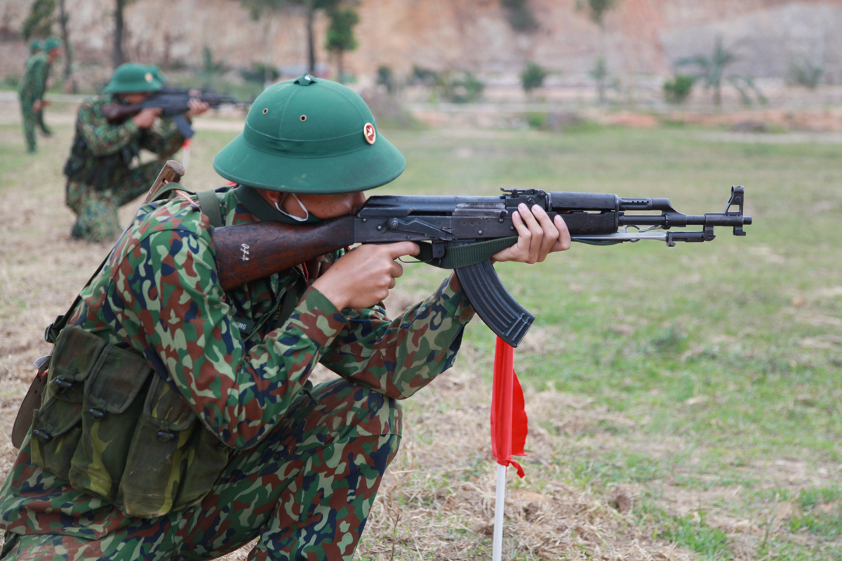 Chiến sĩ mới thực hành bắn súng tiểu liên AK bài 1.
