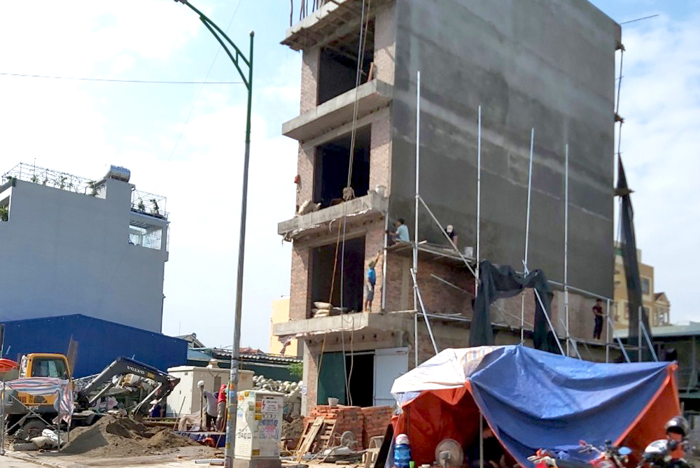 Hệ thống giàn giáo tại một công trình xây dựng ở khu 6,  phường Hồng Hải, TP Hạ Long.