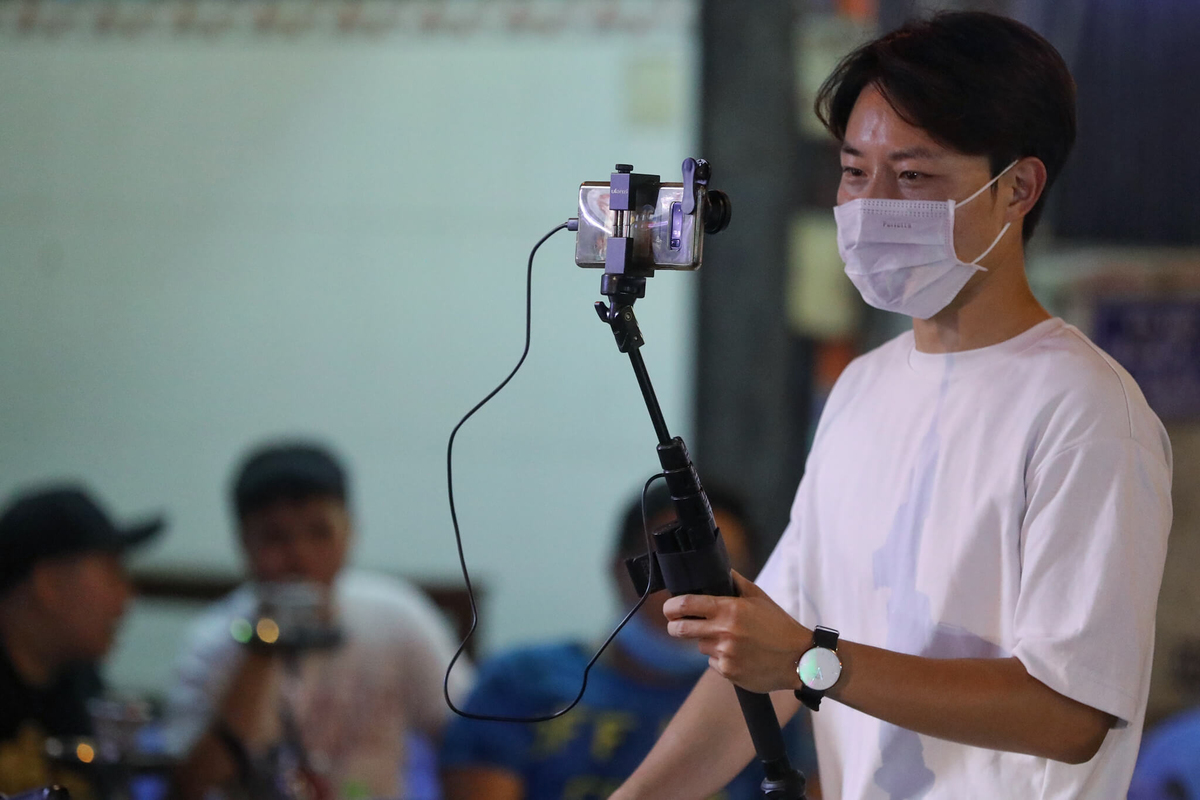 Anh Lee Ju Gyeong (quốc tịch Hàn Quốc) livestream hoạt động vui chơi trên phố Tây phát trên kênh YouTube của mình. 