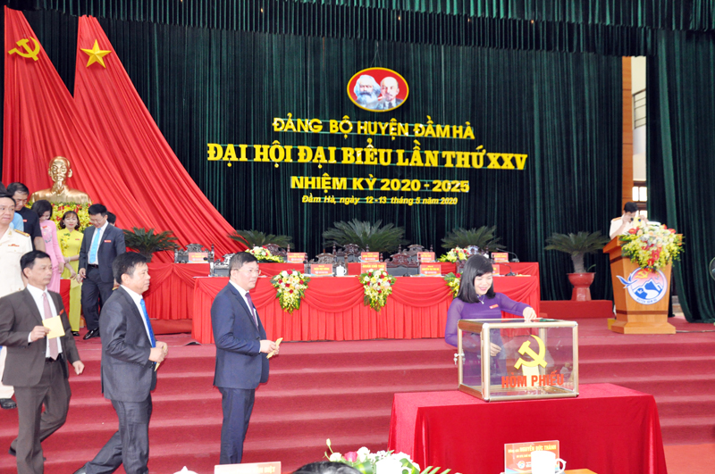 Các đại biểu bỏ phiếu bầu BCH Đảng bộ huyện Đầm Hà Khóa XXV, nhiệm kỳ 2020-2025.
