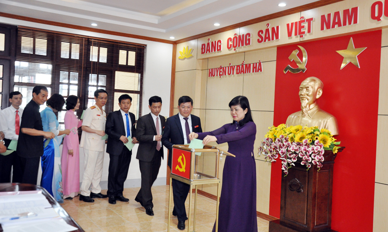 BCH Đảng bộ huyện Đầm Hà khóa XXV bỏ phiếu bầu Ban Thường vụ huyện ủy.