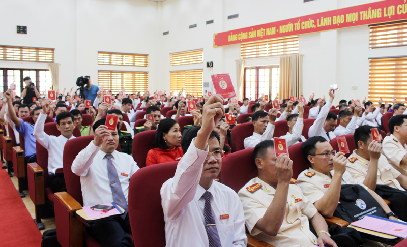 Các đại biểu biểu quyết thông qua Nghị quyết BCH Đảng bộ huyện Đầm Hà khóa XXV.