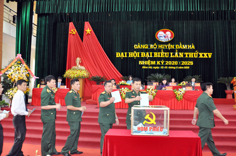 Các đại biểu bỏ phiếu bầu trực tiếp Bí thư Đảng bộ huyện Đầm Hà tại Đại hội.