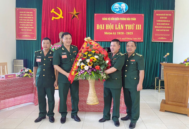 Đại tá Nguyễn Văn Thiềm, Phó chỉ huy trưởng Bộ Chỉ huy BĐBP tỉnh tặng hao chúc mừng đại hội. Ảnh do đơn vị cung cấp.