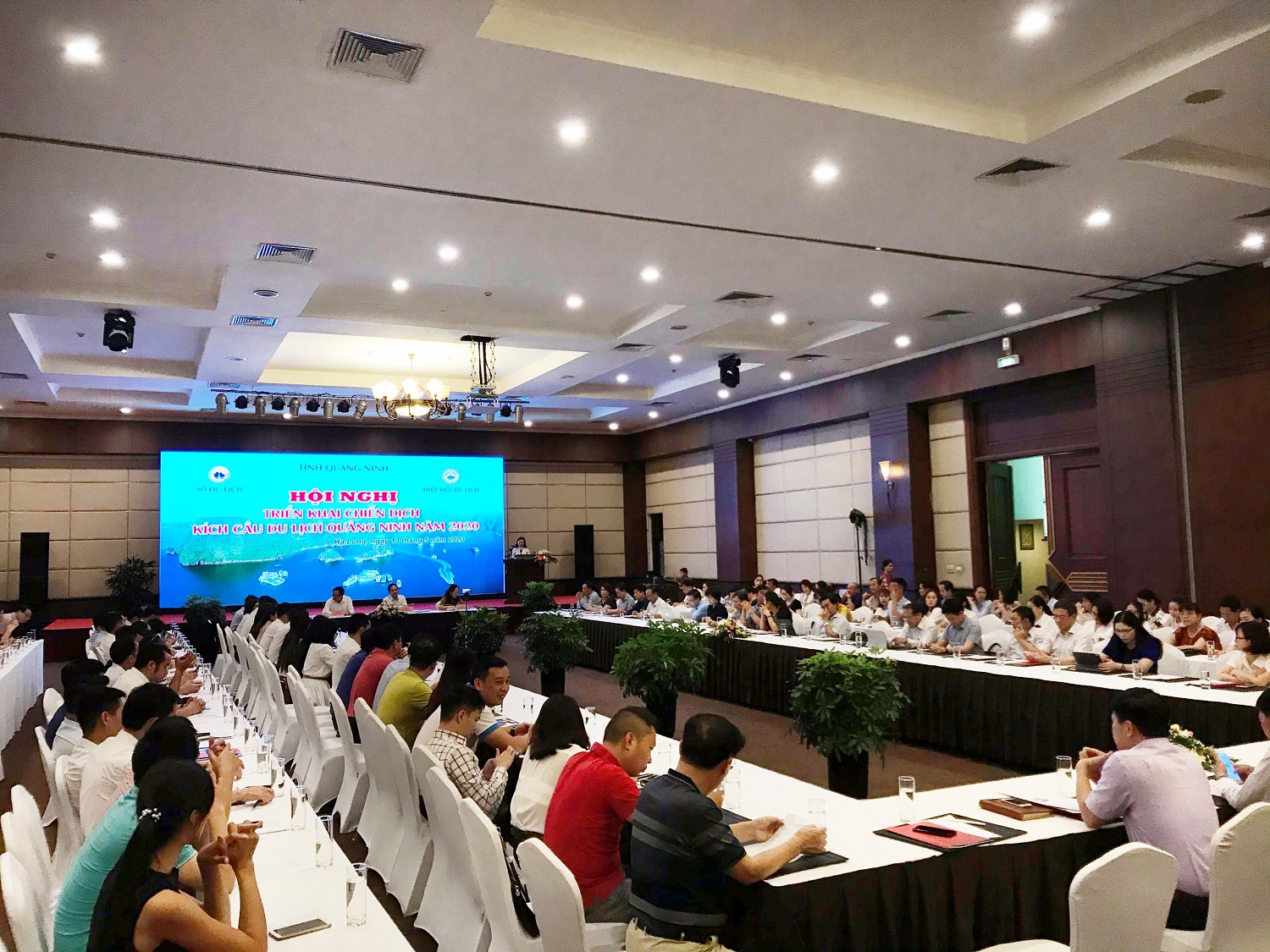 Hội nghị triển khai chiến dịch kích cầu du lịch Quảng Ninh năm 2020 với sự tham gia của gần 200 đại biểu từ các sở, ngành, địa phương, hiệp hội du lịch, cơ sở kinh doanh du lịch và dịch vụ lưu trú trên địa bàn tỉnh.