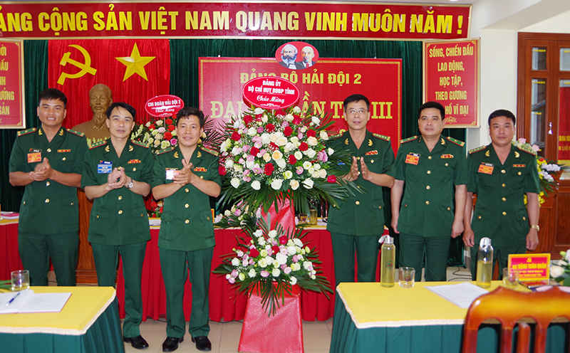 Đại tá Đặng Toàn Quân,  Chỉ huy Trưởng BĐBP tỉnh tặng hoa chúc mừng Đại hội