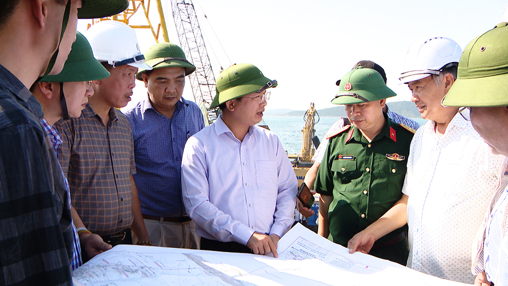 Đồng chí Cao Tường Huy, Phó Chủ tịch UBND tỉnh kiểm tra công tác thi công hạ ngầm đường điện xuyên biển