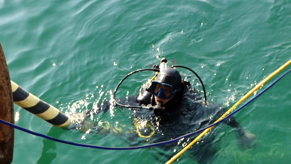Đơn vị giám sát thường xuyên cử thợ lặn xuống kiểm tra