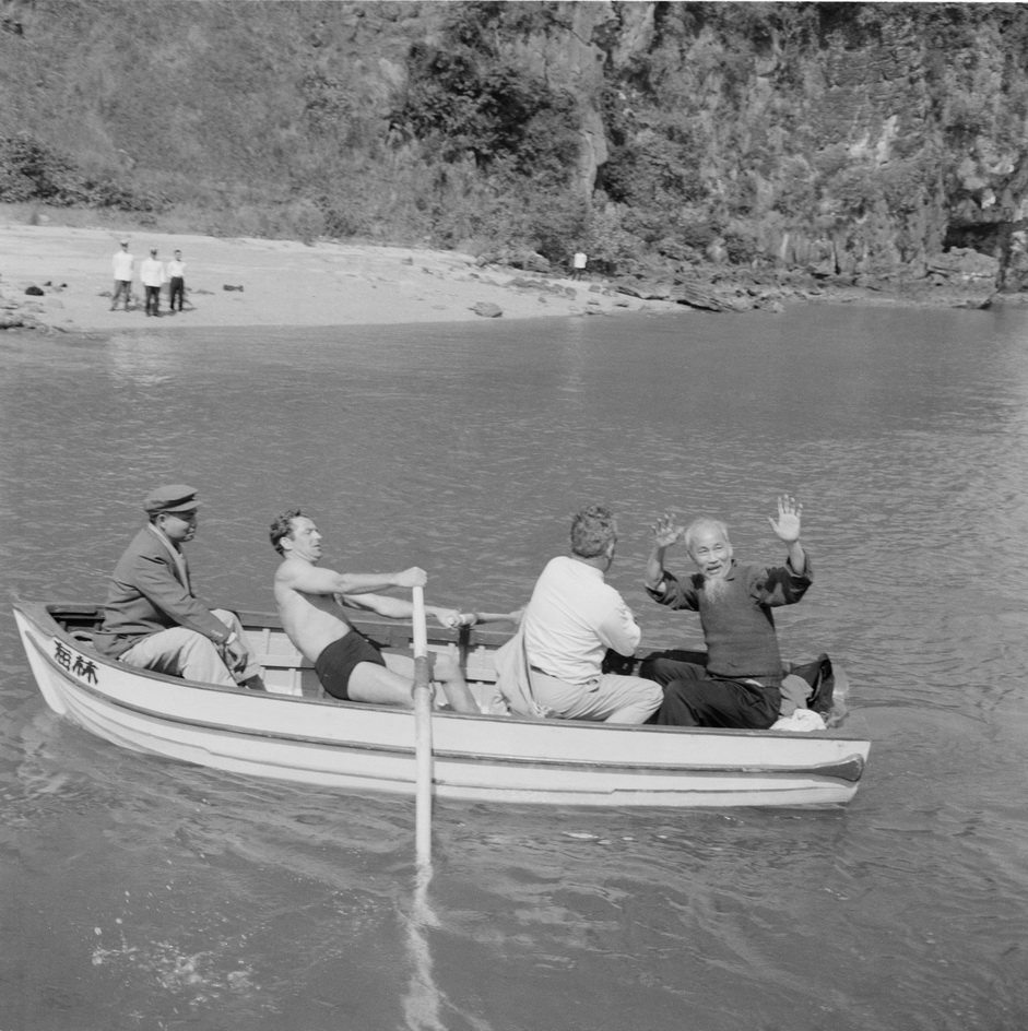 Chủ tịch Hồ Chí Minh cùng G. Titov và Đại sứ Liên Xô tại Việt Nam ngồi xuồng do G. Titov chèo, ghé vào hòn đảo trên Vịnh Hạ Long mà sau đó được Người đặt tên là đảo Titov, ngày 22/1/1962.